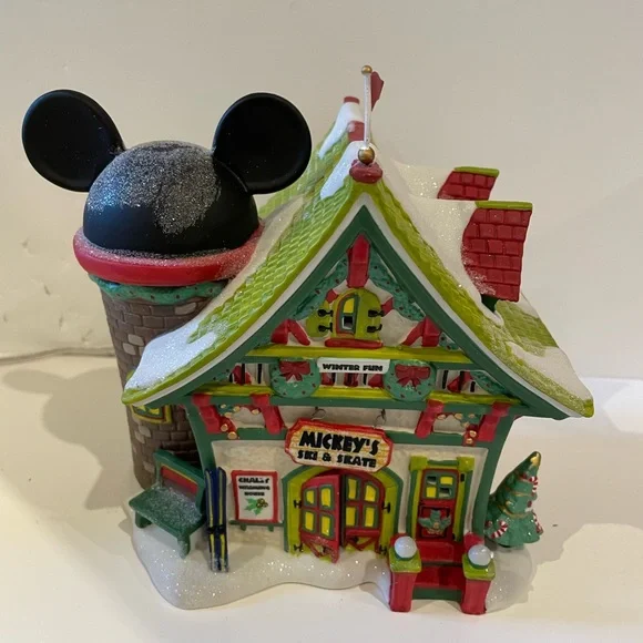 ✨ Disney Department 56 – Mickey’s Christmas Village “Mickey’s Ski & Skate” ⛷️⛸️ - Picture 6 of 8